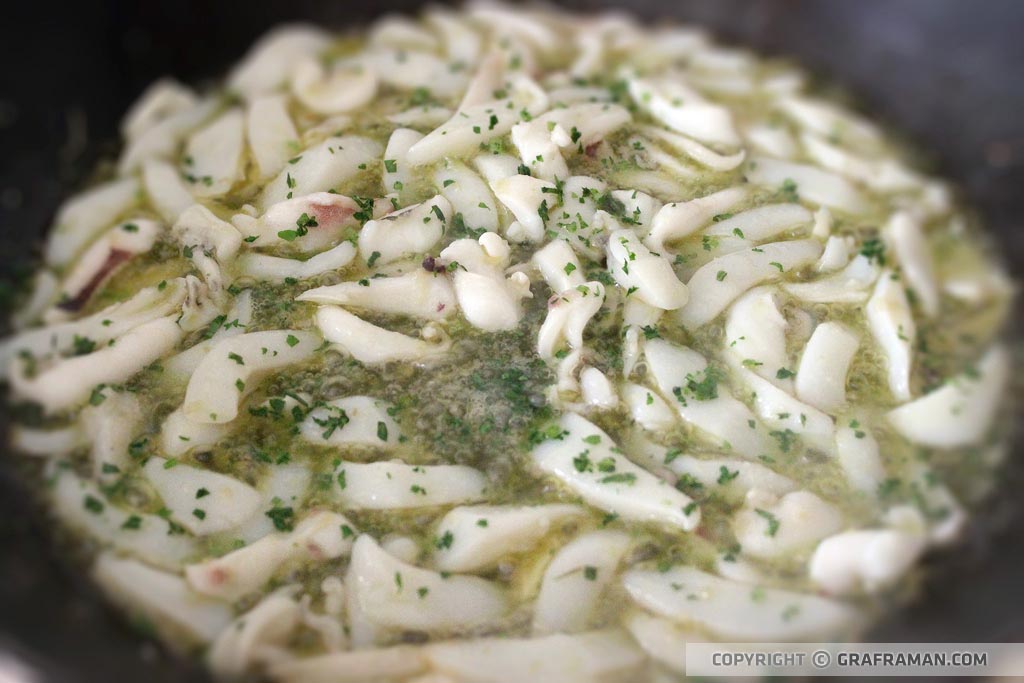 Calamarata con seppia, asparagi e datterini