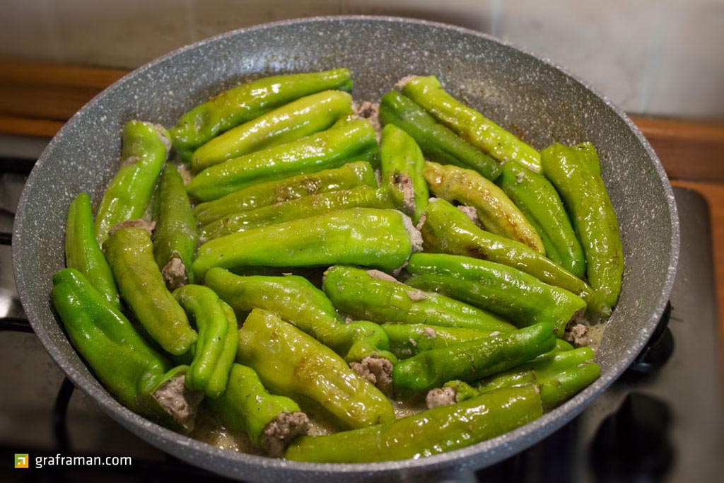 Friggitelli ripieni con carne e feta